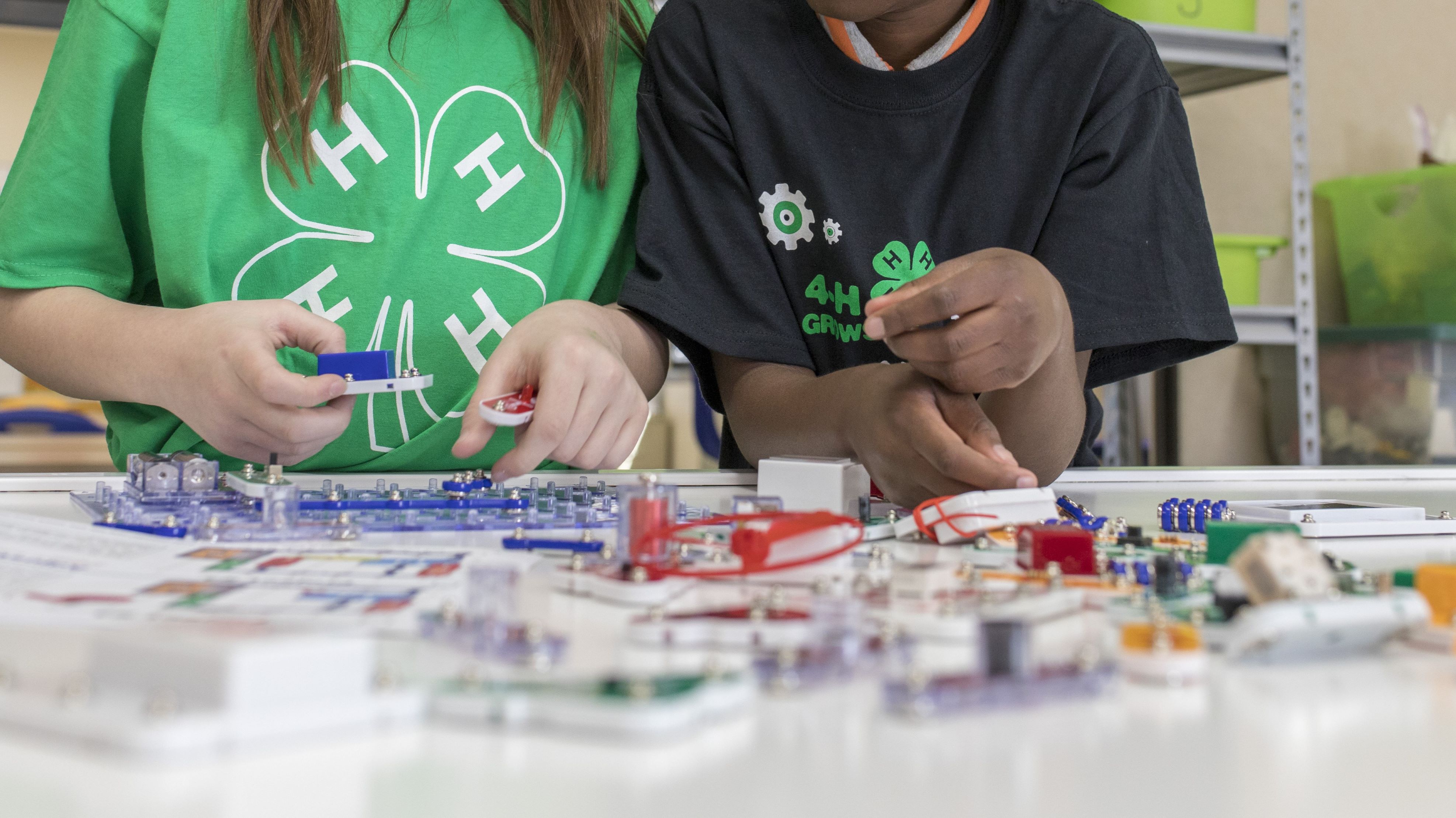 Circuit building table with hands